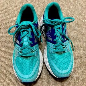 Size 8 teal new balance women’s running shoes
